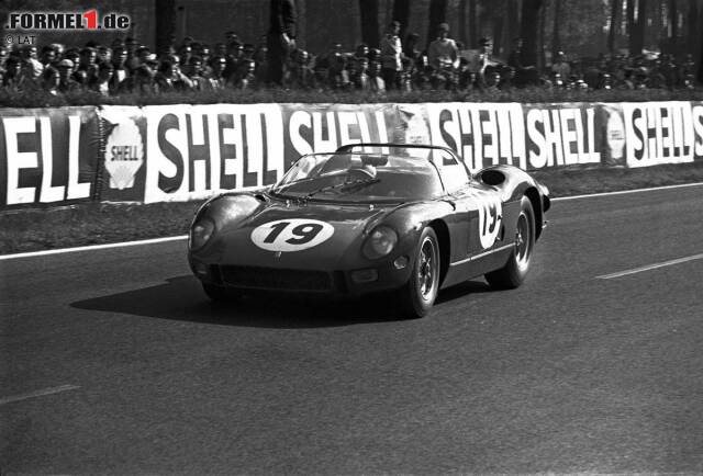 Foto zur News: 1964 geht Surtees für Ferrari auch bei den 24 Stunden von Le Mans an den Start und fährt gemeinsam mit Teamkollege Lorenzo Bandini als Dritter auf das Podium.