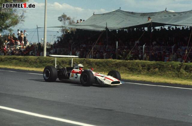 Foto zur News: 1967 wechselte Surtees ins Werksteam von Honda, für die er 1967 in Monza noch einmal ein Rennen gewinnen sollte. Anschließend blieben Erfolgserlebnisse aber die Ausnahme.