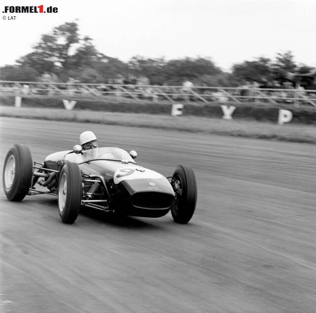 Foto zur News: Auch auf vier Rädern erweist sich Surtees als überaus talentiert. Gleich bei seinem zweiten Formel-1-Rennen, dem Heim-Grand-Prix in Silverstone 1960, steht er als Zweiter zum ersten Mal auf dem Podium.