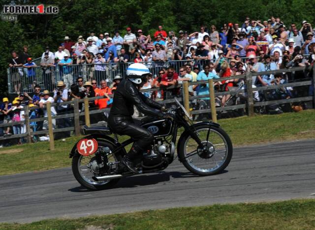 Foto zur News: In der zweiten Hälfte der 1950er-Jahre ist Surtees dann die dominierende Figur in der Motorrad-Weltmeisterschaft. Nach einem ersten Titelgewinn 1956 in der 500ccm-Klasse gewinnt der Brite in den Jahren 1958 bis 1960 jeweils die Weltmeisterschaft der 350- und 500ccm-Klasse.