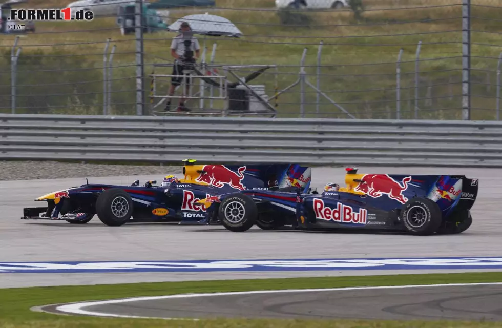 Foto zur News: 2010: Die Red-Bull-Piloten Sebastian Vettel und Mark Webber gewinnen zusammen neun von 19 Rennen - Vettel fünf, Webber vier - stehen sich in Istanbul aber gegenseitig im Weg. Beim Saisonfinale in Abu Dhabi haben neben den beiden Red-Bull-Piloten auch Fernando Alonso (Ferrari) und Lewis Hamilton (McLaren) noch Titelchancen. Den Showdown entscheidet schließlich Vettel für sich.