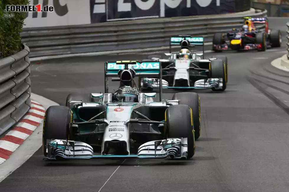 Foto zur News: 2014: Zu Beginn der Hybridära ist Mercedes eine Klasse für sich. Folglich entscheidet sich der WM-Titel im ersten Jahr der neuen Regeln zwischen den beiden Werkspiloten Nico Rosberg und Lewis Hamilton. Das Duell der beiden zieht sich bis zum Finale in Abu Dhabi, wo Rosberg ausscheidet und sich Hamilton zum zweiten Mal die WM-Krone aufsetzt.