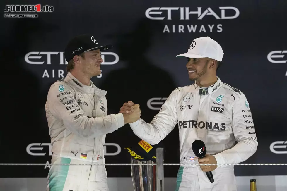 Foto zur News: 2016: Nachdem Hamilton den Titel 2015 ohne größere Probleme holt, schlägt ein Jahr später die große Stunde von Rosberg. Mercedes gewinnt 19 der 21 Rennen und fährt seine dominanteste Saison aller Zeiten. Obwohl Hamilton am Ende einen Sieg mehr hat (10:9), geht der Titel an Rosberg - der nach seinem Triumph aus der Formel 1 zurücktritt.