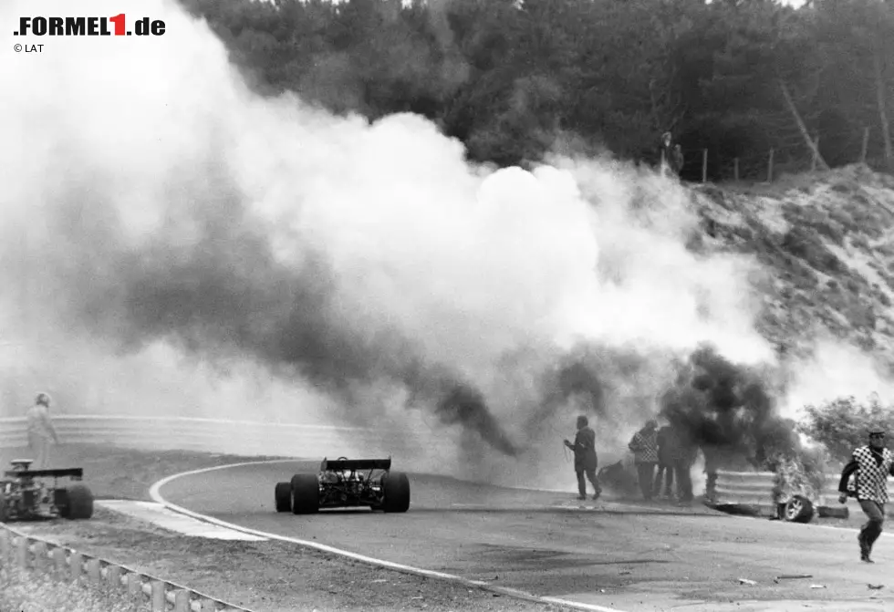 Foto zur News: Wieder Zandvoort, wieder Feuer, wieder keine Rettung: Am 29. Juli 1973 müssen die zahlreichen Zuschauer eine Szene mit ansehen, die an Dramatik nicht zu überbieten ist. Roger Williamson verunglückt mit seinem March und ist hilflos den Flammen ausgesetzt. March-Kollege David Purley hält an und eilt mit einem Feuerlöscher zum Wrack, doch seine verzweifelten Rettungsversuche schlagen fehl. Williamson verbrennt im Auto, das Rennen geht weiter. Die Leiche wird erst nach der Zieldurchfahrt aus dem Fahrzeug geborgen.