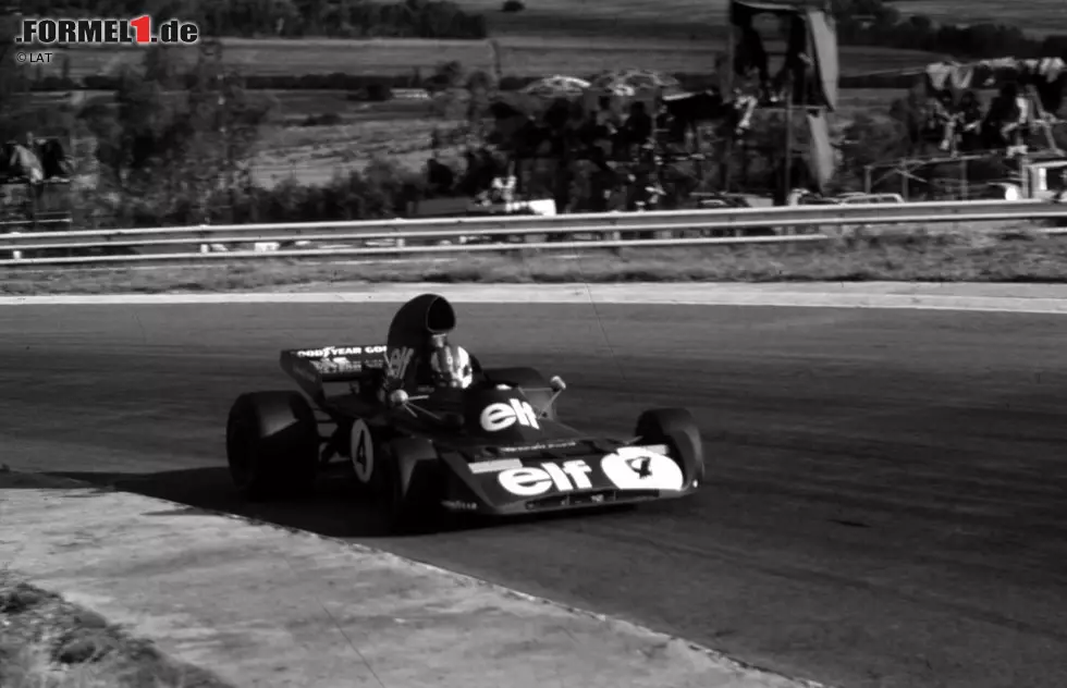 Foto zur News: Im Oktober 1973 verliert die Szene eine ihrer charismatischsten Figuren. Der Franzose Francois Cevert kommt im Training zum Grand Prix der USA in Watkins Glen ums Leben. Das junge Talent hat bei einem harten Einschlag in die Barrieren keine Chance. Das Qualifying geht trotz des Unfalls weiter. &quot;Sie haben ihn dagelassen, da er eindeutig tot war&quot;, meint Jackie Stewart später.