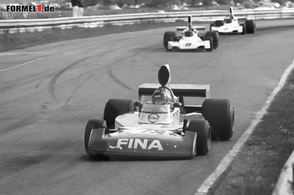 Foto zur News: 6. Oktober 1974, gleicher Schauplatz: Der Österreicher Helmut Koinigg fliegt mit seinem Fahrzeug in Watkins Glen ab und hat unfassbares Pech. An der Leitplanke lösen sich zwei Haltebänder und fügen Koinigg tödliche Verletzungen zu.