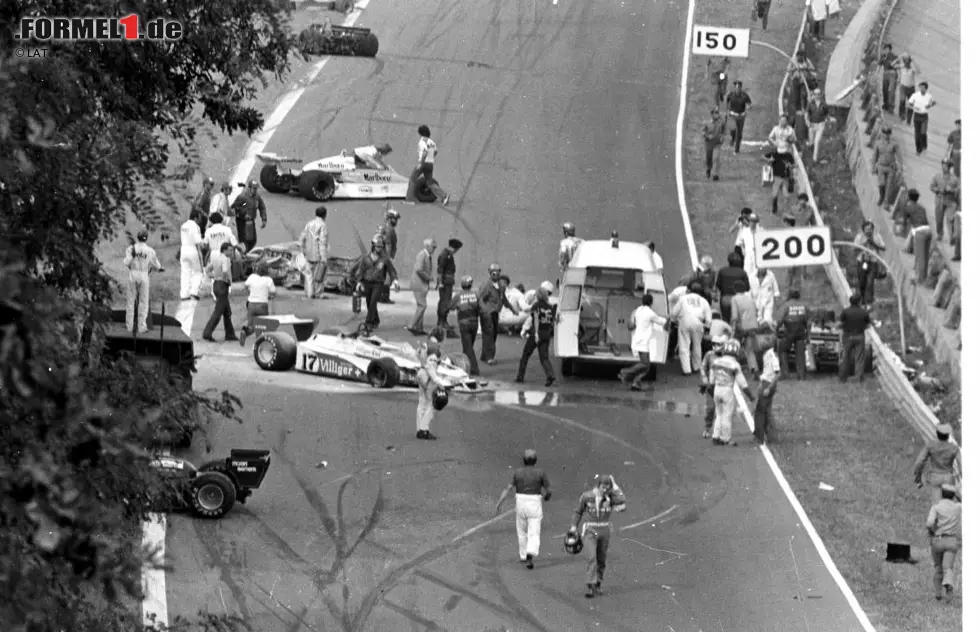 Foto zur News: 11. September 1978: Erneut verliert die Formel 1 einen der Größten seiner Stars. Ronnie Peterson wird beim Start in Monza in eine Massenkaramolage verwickelt. Er verstirbt einen Tag später im Krankenhaus an einer Embolie.