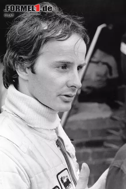 Foto zur News: Ebenfalls eine unvergessene Legende: Gilles Villeneuve verunglückt am 8. Mai 1982 tödlich im Training zum Grand Prix von Belgien in Zolder. Der Kanadier stößt mit seinem Ferrari unglücklich auf den Hinterreifen des March von Jochen Mass und hat keine Chance. Villeneuve wird samt Sitz aus dem Cockpit und in einen Fangzaun geschleudert, wobei er sich tödliche Verletzungen zuzieht.