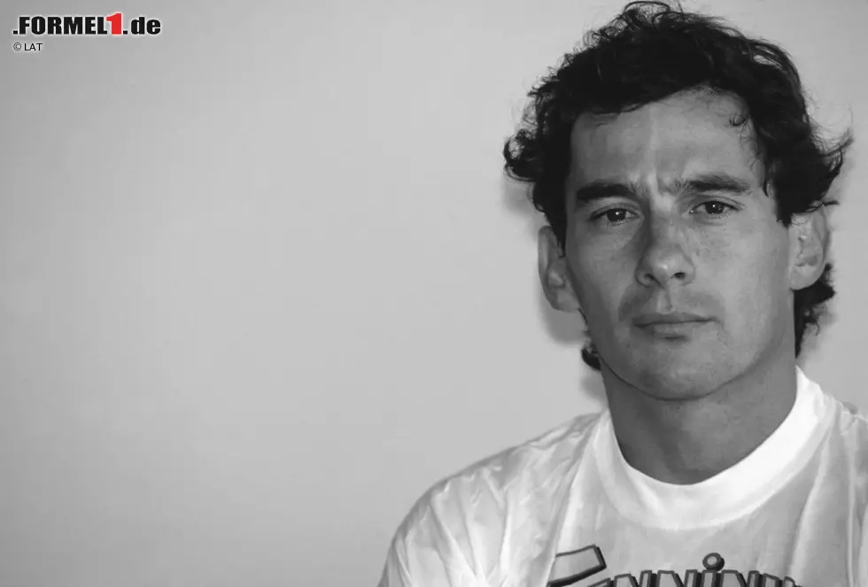 Foto zur News: Nur ein Tag später fällt die Sonne vom Himmel, die Formel 1 verliert einen Giganten. Am 1. Mai 1994 verunglückt der dreimalige Weltmeister Ayrton Senna bei hohem Tempo in der Tamburello-Kurve von Imola. Beim Einschlag bohrt sich ein Teil der Aufhängung durch den Helm und verursacht tödliche Kopfverletzungen. Als Ursache wird Jahre später ein Lenkungsdefekt ausgemacht.