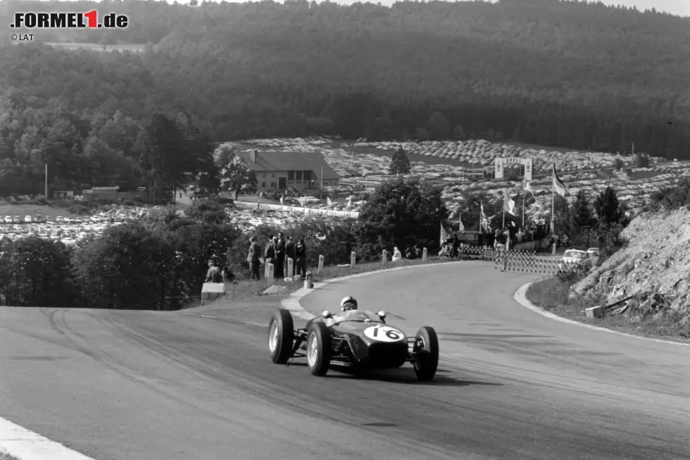 Foto zur News: An diesem 19. Juni 1960 verliert auch der Lotus-Pilot Alan Stacey sein Leben. Außerdem werden am gleichen Wochenende bei weiteren Unfällen Stirling Moss und Michael Taylor schwer verletzt. Es ist das bislang wohl tragischste Wochenende in der Königsklasse.