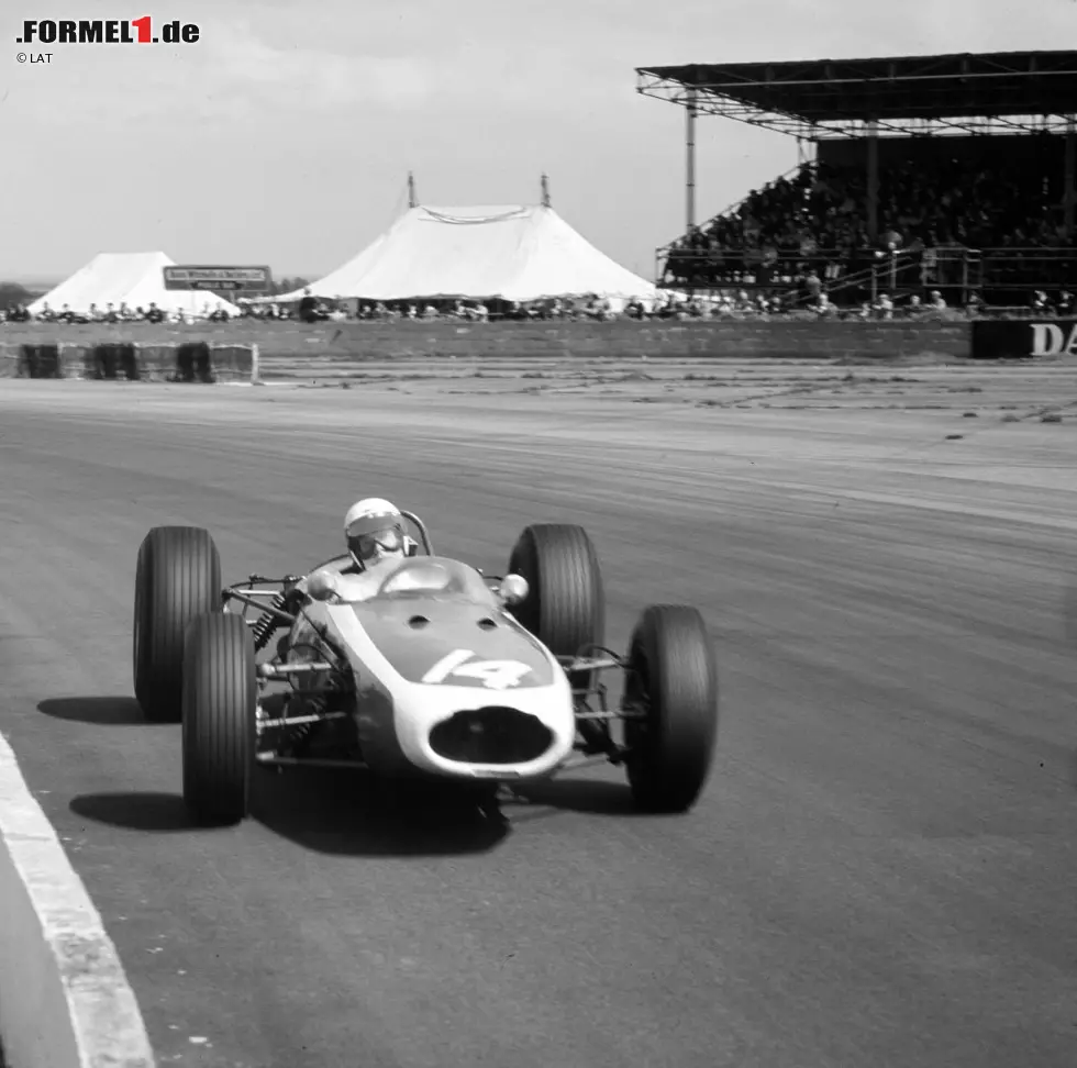 Foto zur News: Der Tod von John Taylor im September 1966 ist an Tragik kaum zu überbieten. Der Brite erleidet bei einem Feuerunfall im Grand Prix von Deutschland im Bereich Flugplatz schwere Verbrennungen. Jacky Ickx rettet ihn aus dem brennenden Auto. Taylor scheint wenige Wochen später genesen, verstirbt jedoch an einer Brandwundeninfektion im Krankenhaus in Koblenz.