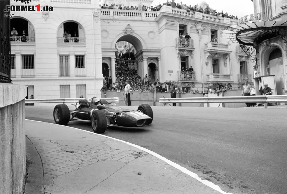 Foto zur News: Im Mai 1967 verliert die Formel 1 den Grand-Prix-Sieger Lorenzo Bandini. Der Italier knallt im Rennen in Monaco auf Platz zwei liegend an der Hofenschikane in die Barrieren und wird erst drei Minuten später aus seinem brennenden Ferrari befreit. Drei Tage später erliegt er seinen schweren Verletzungen.