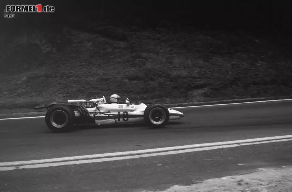 Foto zur News: Im Juli 1968 hat der Franzose Jo Schlesser erstmals ein echtes Formel-1-Fahrzeug zur Verfügung, aber sein Debüt endet tragisch. Im Grand Prix von Frankreich in Rouen überschlägt sich Schlesser mit seinem wenig ausgereiften Honda und verbrennt im Fahrzeug.