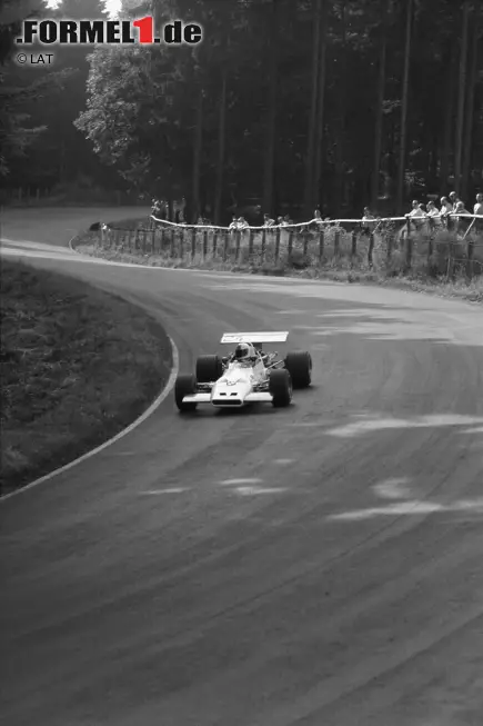 Foto zur News: Perfekter Allrounder, Europameister am Berg und Porsche-Werkspilot: Am 1. August 1969 trauert Deutschland um Gerhard Mitter. Der BMW-Pilot verunglückt kurz vor dem Schwedenkreuz der Nordschleife im Training tödlich. Der Nürburgring wurde anschließend von tödlichen Unfallen an Formel-1-Wochenenden verschont. Dafür rückte eine andere Strecke tragisch in den Fokus.