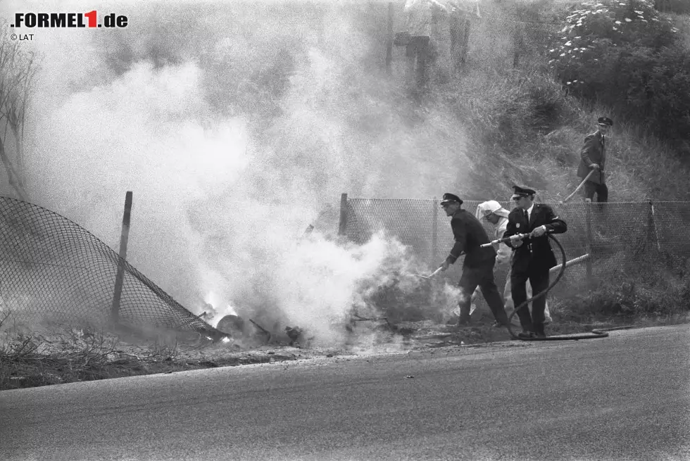 Foto zur News: Zandvoort, 21. Juni 1970: Der Brite Piers Courage wird ein Opfer des Leichtbaus und der schlechten Rettungsmaßnahmen in Zandvoort. Sein De-Tomaso-Ford fängt nach einem Einschlag schnell Feuer, die Magnesium-Karosserie ist nicht zu löschen. Courage verbrennt vor den Augen der spät eintreffenden Feuerwehr.