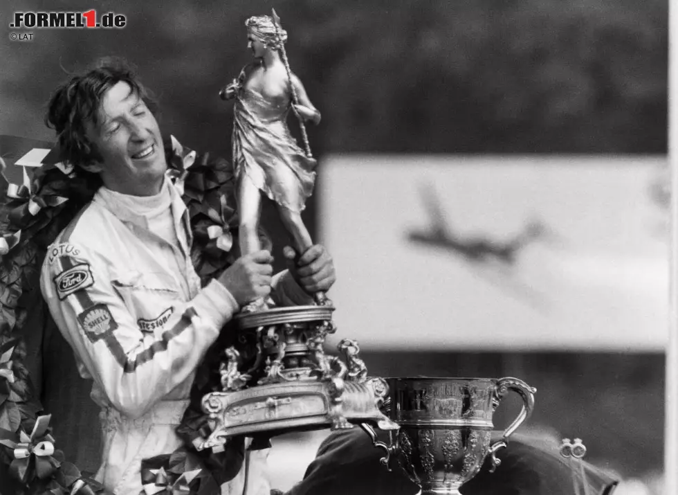 Foto zur News: Eine Legende, die in vielen Herzen weiterlebt: Jochen Rindt verunglückt am 5. September 1970 mit seinem Lotus im Monza-Training. Der Österreicher überlebt einen schlimmen Einschlag in der schnellen Parabolica nicht. Rindt wird posthum Weltmeister 1970.