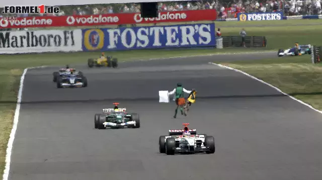 Foto zur News: Silverstone-Gewinner Rubens Barrichello nimmt 2003 nur eine Nebenrolle ein. Einen Tick spannender als das durchaus unterhaltsame Rennen ist nämlich der gefährliche Zwischenfall mit einem Flitzer, der von einem Streckenposten von der Störung des Grand Prix' abgehalten werden kann.