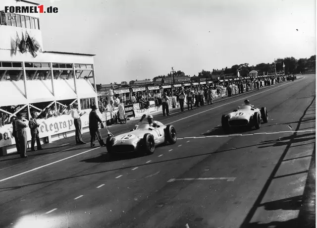 Foto zur News: 1955 wechselt der Grand Prix von Großbritannien erstmals nach Aintree in den Westen Englands und mit Stirling Moss gewinnt zum ersten Mal ein Brite seinen Heim-Grand-Prix. Da es zwischen ihm und Teamkollege Fangio allerdings dermaßen eng zugeht, wird hinterher diskutiert, ob der Argentinier den Sieg nicht mit Absicht verschenkt habe, da ihm auch der zweite Platz ausgereicht hätte, um sich seinen dritten WM-Titel zu sichern.