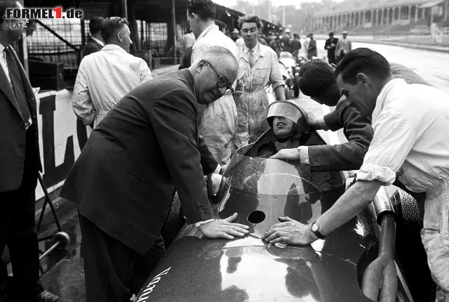 Foto zur News: Auch 1957 wird in Aintree gefahren und auch diesen Grand Prix entscheidet Moss für sich. Allerdings in wortwörtlicher Teamarbeit. Moss selbst hat seinen Wagen nämlich schon vorzeitig abstellen müssen. Weil Teamkollege Tony Brooks aber noch im Rennen ist, tauschten die beiden kurzerhand das Cockpit. Moss kann sich so wichtige WM Punkte holen und mit dem Team Vanwall holt erstmals ein britisches Auto den Sieg beim Grand Prix von Großbritannien.