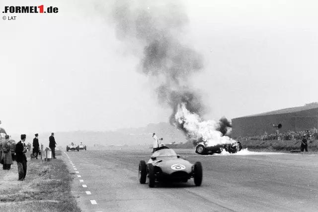 Foto zur News: Bis 1962 wechseln sich Silverstone und Aintree bei der Austragung des Grand Prix von Großbritannien unregelmäßig ab. 1960 hat Silverstone einen Todesfall zu beklagen. Während der US-Amerikaner Harry Schell hier im Bild 1956 nur Zeuge eines schweren Unfalls von Tony Brooks ist, ereilt ihn vier Jahre später ein tödliches Unglück, als er im Training unter nassen Bedingungen von der Strecke abkommt.