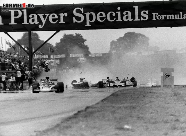 Foto zur News: 1973 gibt es in Silverstone die bis dahin größte Massenkarambolage der Formel 1. Bereits in der ersten Runde dreht sich Jody Scheckter und verwickelt acht weitere Fahrer in seinen Unfall. Andrea de Adamich zieht sich dabei mehrere Knochenbrüche zu, der Rest bleibt allerdings unverletzt. Es kommt zum ersten Rennabbruch der Königsklassen-Geschichte, die Pause dauert ganze 90 Minuten. Als Sieger geht Peter Revson vor Ronnie Peterson und Denis Hulme hervor. Vierter wird James Hunt in seinem Hesketh, der lange um den zweiten Platz mitkämpft.