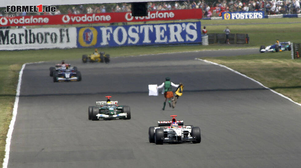 Foto zur News: Silverstone-Gewinner Rubens Barrichello nimmt 2003 nur eine Nebenrolle ein. Einen Tick spannender als das durchaus unterhaltsame Rennen ist nämlich der gefährliche Zwischenfall mit einem Flitzer, der von einem Streckenposten von der Störung des Grand Prix&#039; abgehalten werden kann.