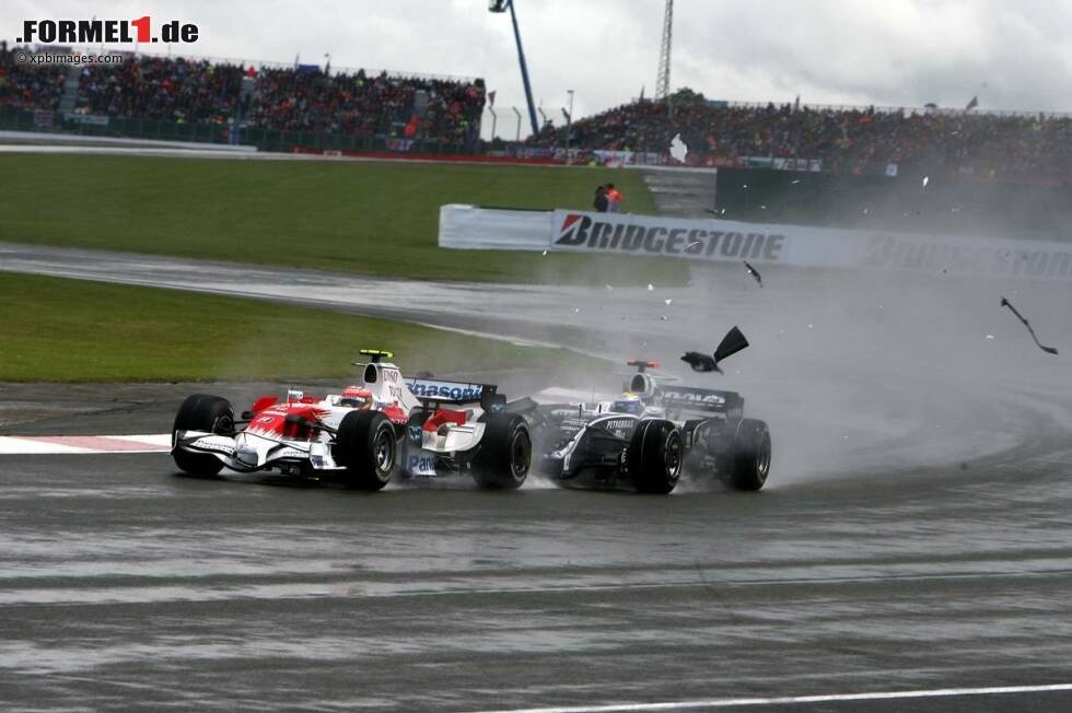 Foto zur News: Regen gehört ja eigentlich zu Großbritannien wie die Eau Rouge nach Spa. Auch 2008 schüttet es wieder wie aus Eimern, was zu zahlreichen Rennunfällen führt. Fehlerfrei bleiben einzig Lewis Hamilton und Nick Heidfeld, die auch in dieser Reihenfolge ins Ziel kommen und zusammen mit Barrichello als Überraschungsdrittem auf dem Podium stehen. Vor allem Hamilton setzt mit seiner Leistung ein Ausrufezeichen und die Weichen für seinen Weltmeistertitel.