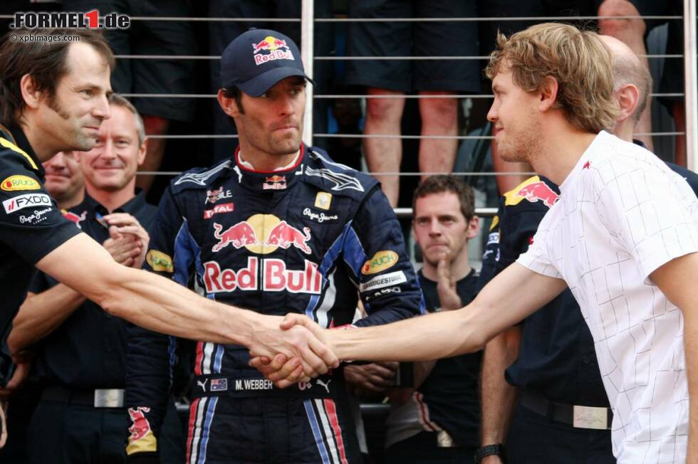 Foto zur News: Und bekanntlich folgen auch noch viele Auseinandersetzungen mit Teamkollege Mark Webber. 2010 dreht sich der Streit in Silverstone um einen Ersatz-Frontflügel, den man Vettel gewährt, obwohl er eigentlich Webber zusteht. Der Australier ist darüber nicht gerade glücklich, setzt seine Wut aber in einen Sieg um. Daraufhin folgt der berühmte Funkspruch: &quot;Nicht schlecht für einen Nummer-zwei-Fahrer&quot;