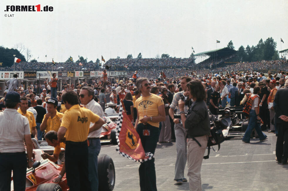 Foto zur News: Clay Regazzonis Dreher in der ersten Runde des Rennens in Brands Hatch 1976 führt zu einem weiteren Chaos bei einem Grand Prix von Großbritannien und auch zu einer Rennunterbrechung. Sie ermöglicht es James Hunt, der seinen McLaren ebenfalls beschädigt hat, wieder an den Start zu gehen und das Rennen auch zu gewinnen. Da er nach seinem Unfall aber eine Abkürzung zu seiner Box benutzt, wäre er eigentlich nicht startberechtigt gewesen. Die Rennleitung drückt zunächst nur wegen der energischen Forderungen der britischen Fans ein Auge zu. Nach Beschwerde von Ferrari wird Hunt aber nachträglich disqualifiziert und Niki Lauda zum Sieger gekürt.