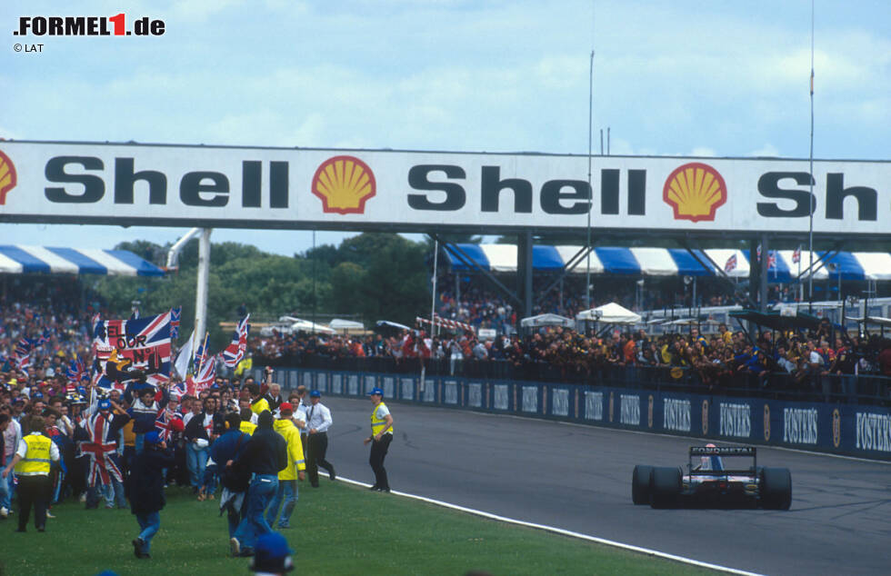 Foto zur News: Mit seinem vierten Sieg bei einem Grand Prix von Großbritannien löst Nigel Mansell wohl die größten Begeisterungstürme aus. Das Rennen dominiert er, nachdem er sich in der ersten Runde gegen seinen Teamkollegen Riccardo Patrese durchgesetzt hat. Nachdem er die Ziellinien überquert, bricht dann die &quot;Mansellmania&quot; aus und zahlreiche Fans stürmen ihrem Idol auf der Strecke entgegen.