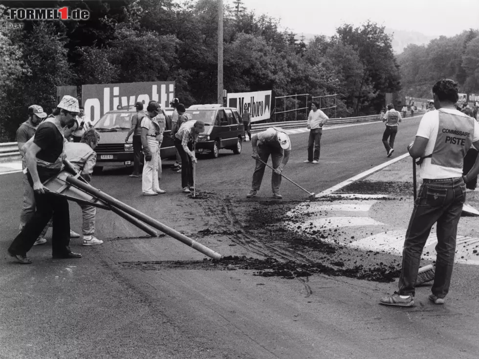 Foto zur News: 1985 reisen die Formel-1-Teams gleich zwei Mal in einem Jahr nach Spa. Beim Training zum Anfang Juni geplanten Rennen bricht bei hohen Temperaturen der neue Asphalt der auf knapp sieben Kilometer verkürzten Rennstrecke auf. Da keine schnelle Abhilfe möglich ist, wird das Rennen abgesagt und am 15. September nachgeholt.