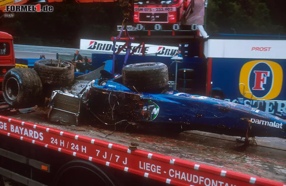 Foto zur News: Ein Jahr später müssen die Schutzengel ganze Arbeit leisten. Nach einem missglückten Überholversuch gegen Eddie Irvine schlägt Luciano Burti in der Blanchimont-Kurve nahezu ungebremst in die Reifenstapel ein. Der Brasilianer übersteht den Unfall aber ohne schwere Verletzungen. Das Rennen gewinnt Michael Schumacher, der mit seinem 52. Grand-Prix-Sieg Alain Prost als Rekordsieger der Formel 1 ablöst.