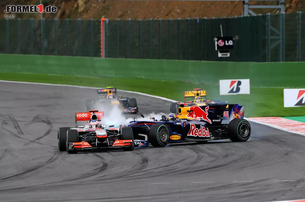 Foto zur News: Das war zu wild, Seb! Beim Anbremsen der Busstop-Schikane verliert Sebastian Vettel 2010 die Kontrolle über seinen Red Bull und kracht Jenson Button in die Seite. Der Brite muss seinen McLaren mit kaputtem Kühler abstellen, Vettel landet nach Reparaturstopp und Durchfahrtstrafe außerhalb der Punkteränge.