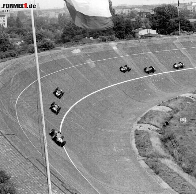 Foto zur News: 1959 findet der Große Preis von Deutschland der Formel 1 zum ersten Mal auf der Berliner Avus mit ihrer 43 Grad überhöhten Nordkurve statt. Mit Durchschnittsgeschwindigkeiten von rund 230 km/h ist das Rennen, welches in zwei einzelne Läufe aufgeteilt wird, das schnellste in der Geschichte der Formel 1. Doch die Avus ist selbst für damalige Standards zu gefährlich. Nach einem tödlichen Unfall im Rahmenprogramm kehrt die Formel 1 der Rennstrecke in Berlin wieder den Rücken zu.