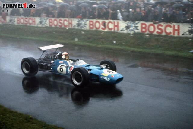 Foto zur News: 1968 gelingt Jackie Stewart in der von ihm so genannten "Grünen Hölle" einer seiner größten Siege. Bei strömenden Regen fährt der Schotte Kreise um seine Konkurrenten und gewinnt das Rennen mit mehr als vier Minuten Vorsprung auf Graham Hill.