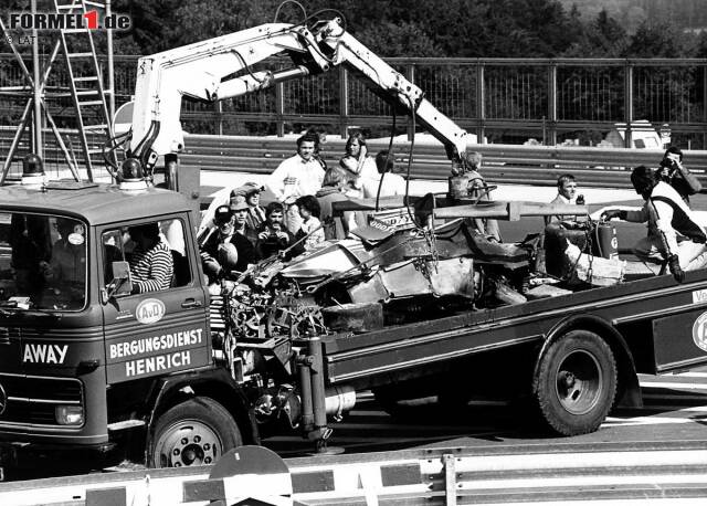 Foto zur News: 1976 kommt es dann beinahe zur Katastrophe. Im Rennen verunglückt Niki Lauda in der Anfahrt zum Bergwerk. Sein Ferrari fängt Feuer, Lauda muss durch Fahrerkollegen aus dem brennenden Wrack gerettet werden. Trotz schwerer Verbrennungen überlebt der Österreicher und kehrt nur sechs Wochen später in Monza ins Cockpit zurück.