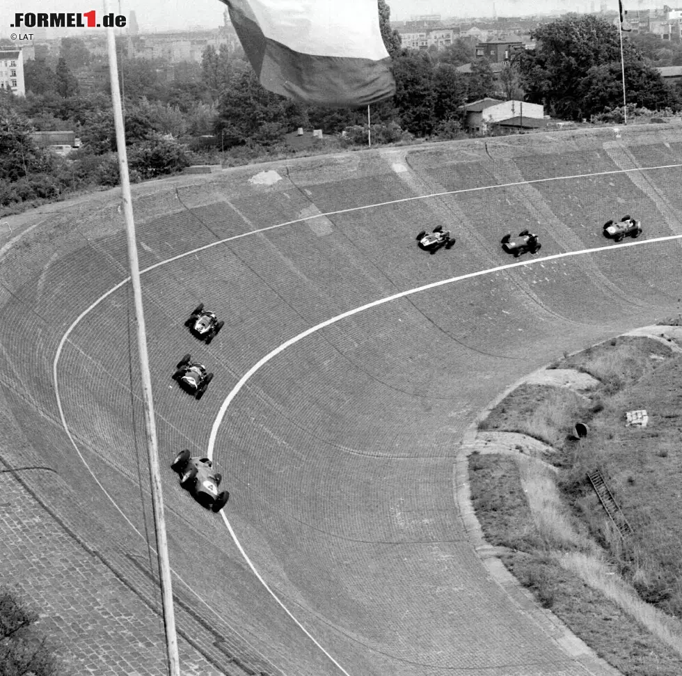 Foto zur News: 1959 findet der Große Preis von Deutschland der Formel 1 zum ersten Mal auf der Berliner Avus mit ihrer 43 Grad überhöhten Nordkurve statt. Mit Durchschnittsgeschwindigkeiten von rund 230 km/h ist das Rennen, welches in zwei einzelne Läufe aufgeteilt wird, das schnellste in der Geschichte der Formel 1. Doch die Avus ist selbst für damalige Standards zu gefährlich. Nach einem tödlichen Unfall im Rahmenprogramm kehrt die Formel 1 der Rennstrecke in Berlin wieder den Rücken zu.