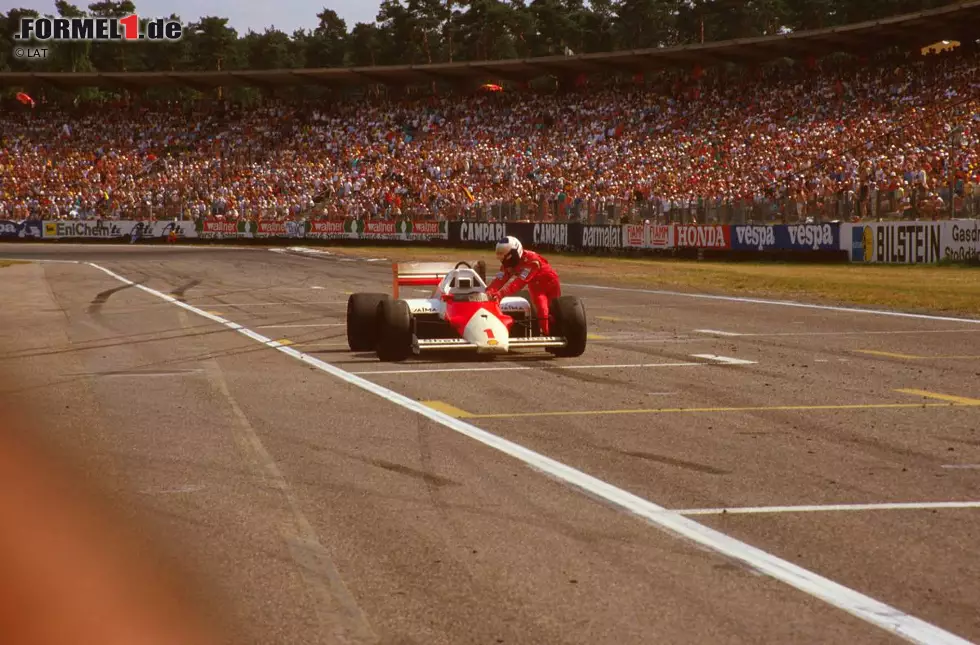 Foto zur News: Wer sein Auto liebt, der schiebt: Bei der Rückkehr auf dem Hockenheimring liegt Alain Prost (McLaren-Porsche) 1986 in der letzten Runde auf dem dritten Platz. Doch dann geht dem Franzosen auf den letzten Metern das Benzin aus. Prost schiebt seinen McLaren über die Ziellinie und wird so immerhin noch als Sechster gewertet.