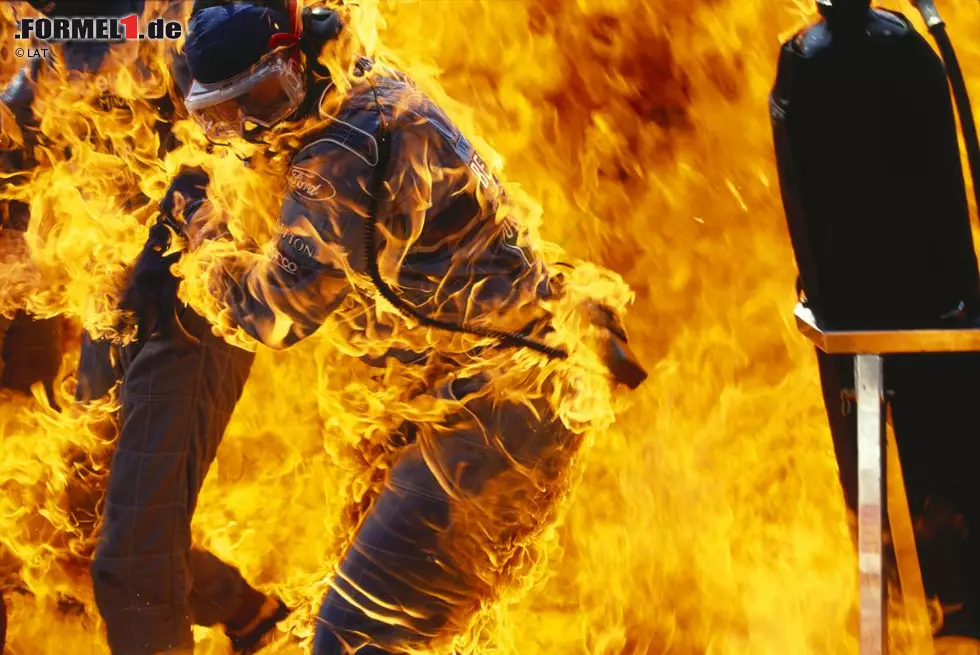 Foto zur News: Doch für die spektakulärsten Bilder sorgt der Tankunfall von Benetton-Pilot Jos Verstappen. Nachdem das Team unerlaubter Weise einen Filter aus der Tankanlage entfernt hat, ergießt sich beim Tankstopp Benzin über das Auto und entzündet sich am heißen Auspuff. Dank schneller Löscharbeiten überstehen Pilot und Mechaniker das Inferno mit leichten Verbrennungen.