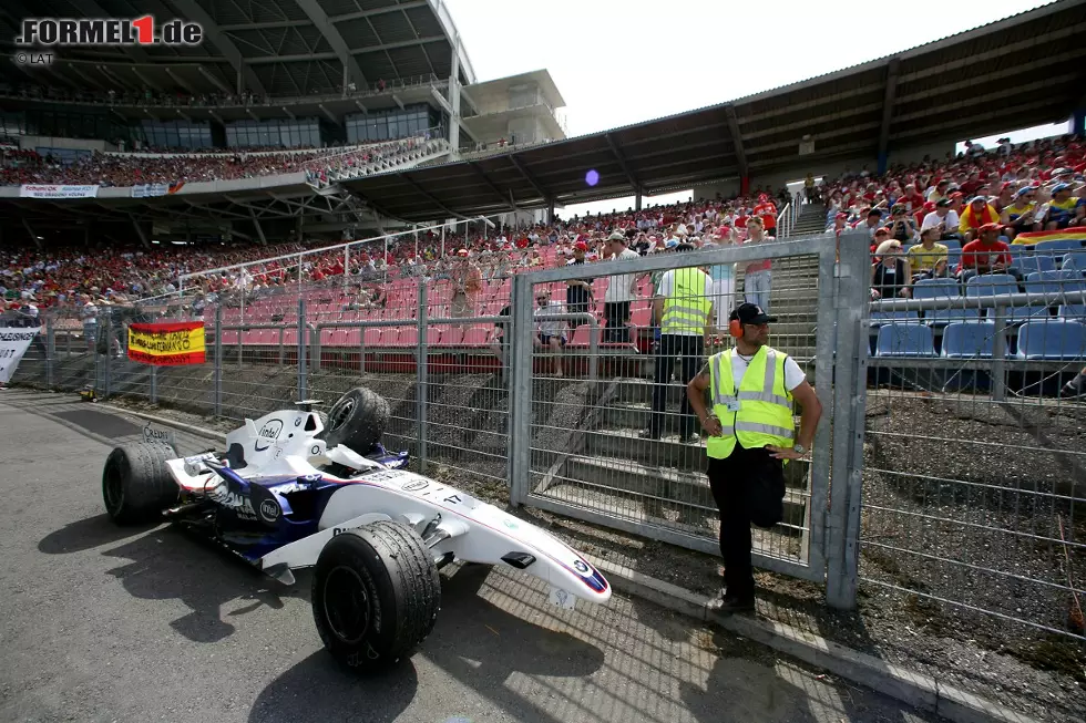 Foto zur News: 2006 endet beim Großen Preis von Deutschland eine große Formel-1-Karriere. Jacques Villeneuve scheidet nach einem heftigen Unfall aus und wird beim nächsten Rennen - offiziell wegen Kopfschmerzen - bei BMW-Sauber durch Robert Kubica ersetzt. Es war der letzte Grand Prix des Weltmeisters von 1997.