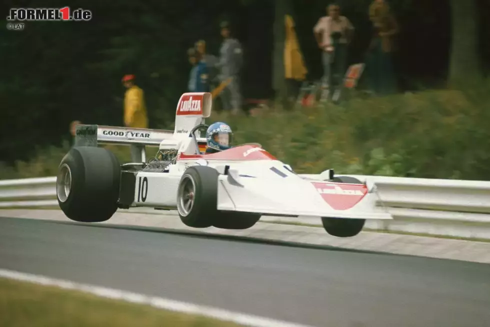 Foto zur News: Doch die Sicherheit der Nordschleife kann nicht mit den immer schneller werdenden Formel-1-Autos mithalten. Im Qualifying zum Großen Preis von Deutschland 1975 fährt Niki Lauda auf dem 22,835 Kilometer langen Kurs erstmals eine Runde in unter sieben Minuten und erreicht dabei eine Durchschnittsgeschwindigkeit von über 196 km/h.