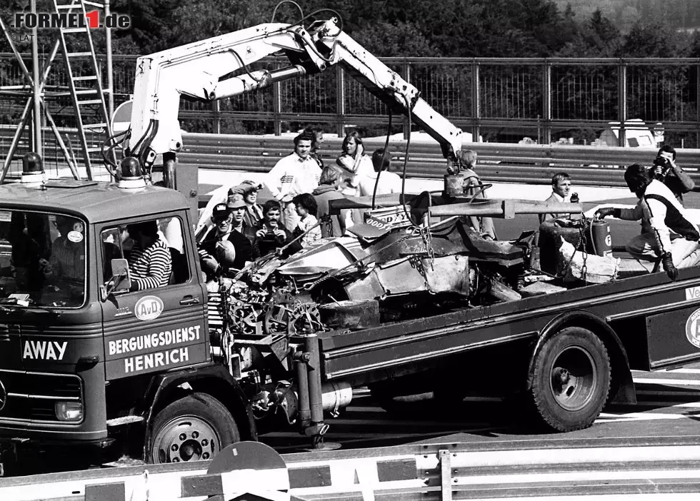 Foto zur News: 1976 kommt es dann beinahe zur Katastrophe. Im Rennen verunglückt Niki Lauda in der Anfahrt zum Bergwerk. Sein Ferrari fängt Feuer, Lauda muss durch Fahrerkollegen aus dem brennenden Wrack gerettet werden. Trotz schwerer Verbrennungen überlebt der Österreicher den Unfall, der später im Kinofilm &quot;Rush&quot; künstlerisch umgesetzt wird. Doch für die Formel 1 auf der Nordschleife bedeutet er den Todesstoß.