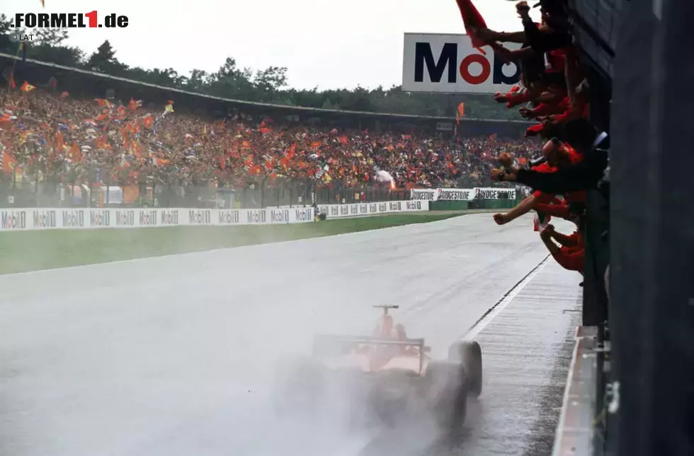 Foto zur News: Als gegen Rennende Regen einsetzt, schlägt die große Stunden von Rubens Barrichello. Der Ferrari-Pilot fährt von Startplatz 18 zu seinem ersten Grand-Prix-Sieg - und bekommt in der Auslaufrunde vor Schluchzen am Boxenfunk kaum einen Ton heraus.