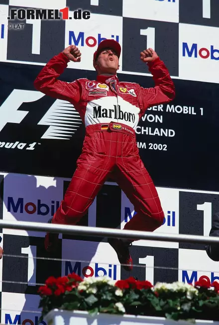 Foto zur News: 2002 findet der Große Preis von Deutschland dann auf einer veränderten Rennstrecke statt. Die langen Waldgeraden fielen einer Anlage nach modernen Standards zum Opfer. Erster Formel-1-Sieger auf dem neuen Hockenheimring ist Michael Schumacher.