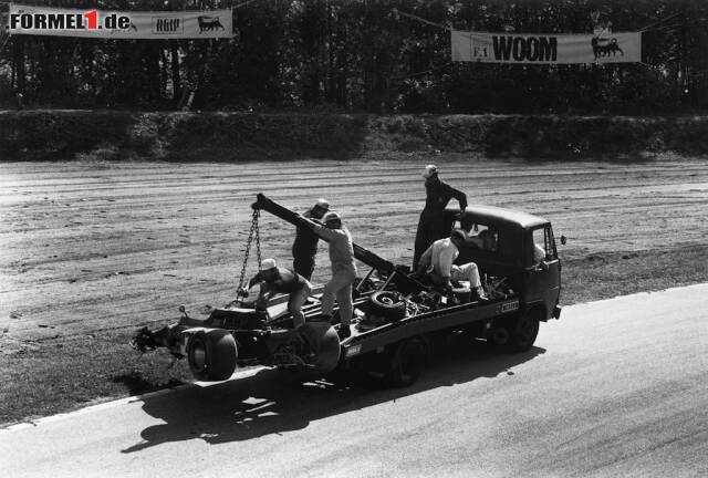 Foto zur News: Doch die nächste Tragödie lässt nicht lange auf sich warten: 1970 kommt Jochen Rindt im Freien Training in der Parabolica von der Strecke ab, wahrscheinlich aufgrund eines Bremsdefektes. Der Einschlag in die Leitplanke ist so heftig, dass der Lotus 72 in zwei Teile zerbricht und die Beine des Österreichers freiliegen. Noch im Rettungswagen verstirbt Rindt.