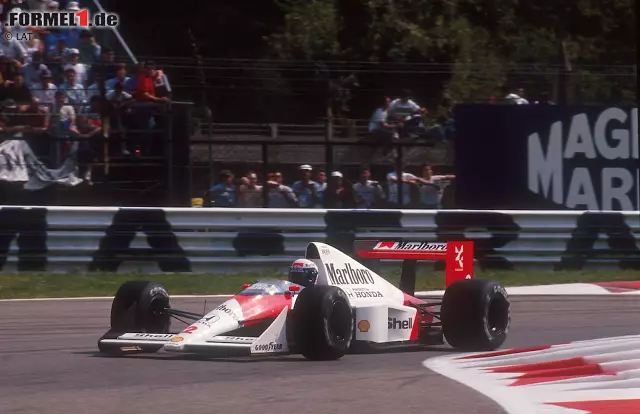 Foto zur News: Alain Prosts Sieg 1989 hat "Geschmäckle": In McLaren-Diensten und dem Wissen, in der kommenden Saison bei Ferrari unter Vertrag zu stehen, lässt er den Siegerpokal vom Podium in die Zuschauermassen fallen. Ron Dennis, der seit Menschengedenken alle Trophäen einkassiert, soll getobt und seinen Star nur wegen Sponsorengeldern sowie Siegprämien nicht direkt gefeuert haben - obwohl Erzrivale Senna in dieser Frage entschieden Politik gemacht haben soll.