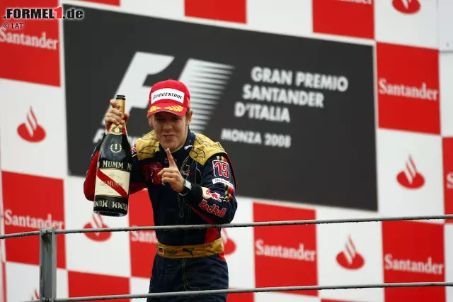 Foto zur News: ...doch Monza ist auch die Geburtsstätte eines neuen deutschen Stars: Im lombardischen Regen verteidigt der erst 21-jährige Sebastian Vettel 2008 im Toro Rosso sensationell seine Pole-Position und gewinnt als jüngster Fahrer aller Zeiten ein Formel-1-Rennen. Sein Rekord hält, bis ihn Max Verstappen in Barcelona 2016 ablöst. Er ist erst 18 Jahre alt.