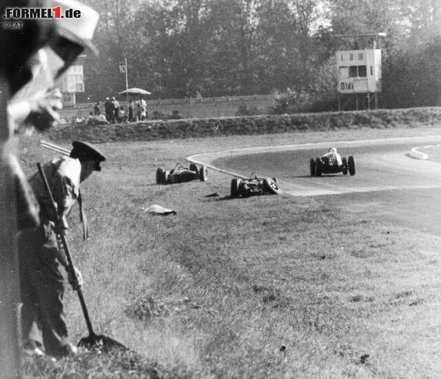 Foto zur News: Das Jahr 1961 geht als schwarze Stunde in die Formel-1-Geschichte ein. Auf dem Weg, sich mit einem weiteren Grand-Prix-Sieg zum ersten deutschen Formel-1-Weltmeister der Geschichte zu krönen, verunglückt Wolfgang Graf Berghe von Trips tödlich. Sein Ferrari kollidiert in der zweiten Runde bei der Anfahrt zur Parabolica mit dem Lotus von Jim Clark. Der Kölner wird aus dem Wagen geschleudert, bricht sich das Genick und ist auf der Stelle tot. Das Auto schlägt in den Fangzaun ein, was auch 15 Zuschauer das Leben kostet.