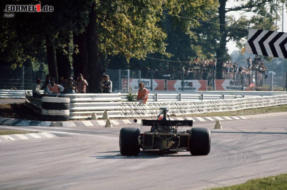 Foto zur News: Schluss mit dem Geschwindigkeitswahn: 1972 kommen erstmals Schikanen, unter anderem vor der Curva Grande, zum Einsatz, um die Top-Speeds zu drosseln. Zwei Jahre später wird auch die Ascari-Passage entschärft.