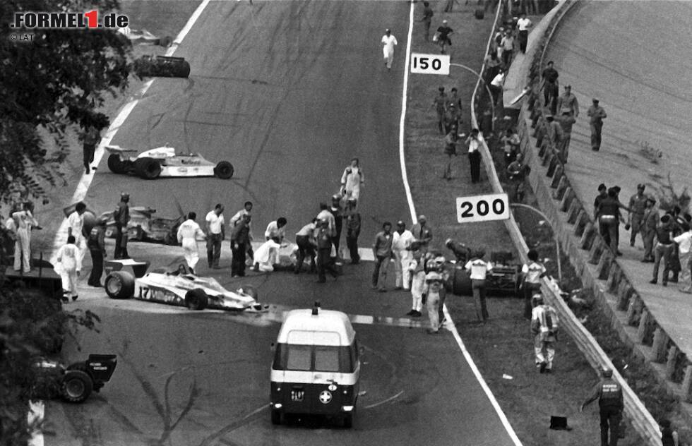 Foto zur News: Die wechselvolle Monza-Geschichte schreibt wieder ein dunkles Kapitel, als 1978 Ronnie Peterson ums Leben kommt. Der Schwede fällt einer Massenkarambolage unmittelbar nach dem Start zum Opfer. Sein Lotus fängt Feuer, aus dem ihn die Fahrerkollegen James Hunt, Clay Regazzoni und Patrick Depailler befreien. Erst nach 20 Minuten ist das medizinische Personal zur Stelle, um die schweren Beinverletzungen Petersons zu versorgen. Er stirbt einen Tag später in einer Mailänder Klinik an einer Embolie, was Mario Andrettis gewonnen WM-Titel zur Nebensache degradiert.